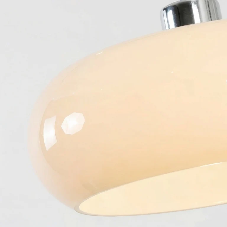 Close-up de um abajur de vidro creme brilhante