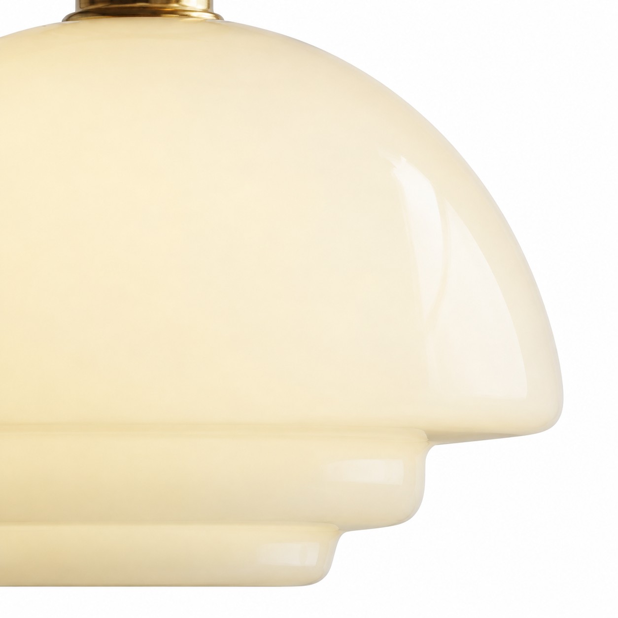 Detail der Art-Deco-Pendelleuchte mit gestuftem, milchweißem Glasschirm