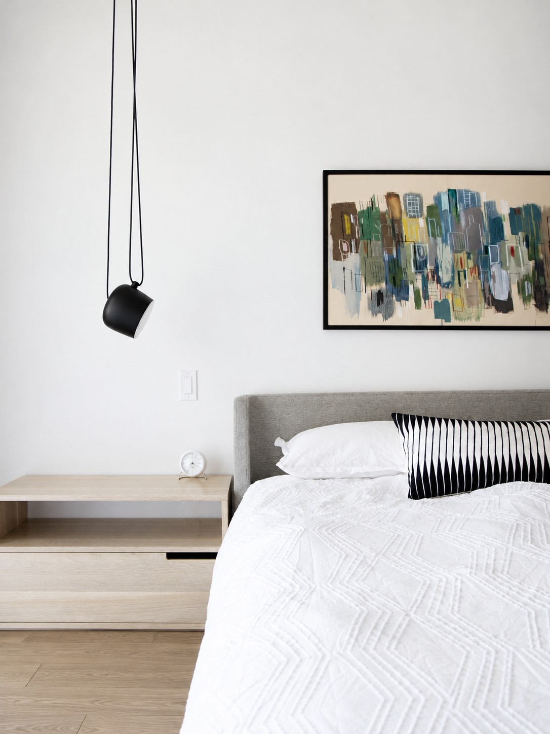 Zwarte verstelbare hanglamp, gericht op de slaapkamer.