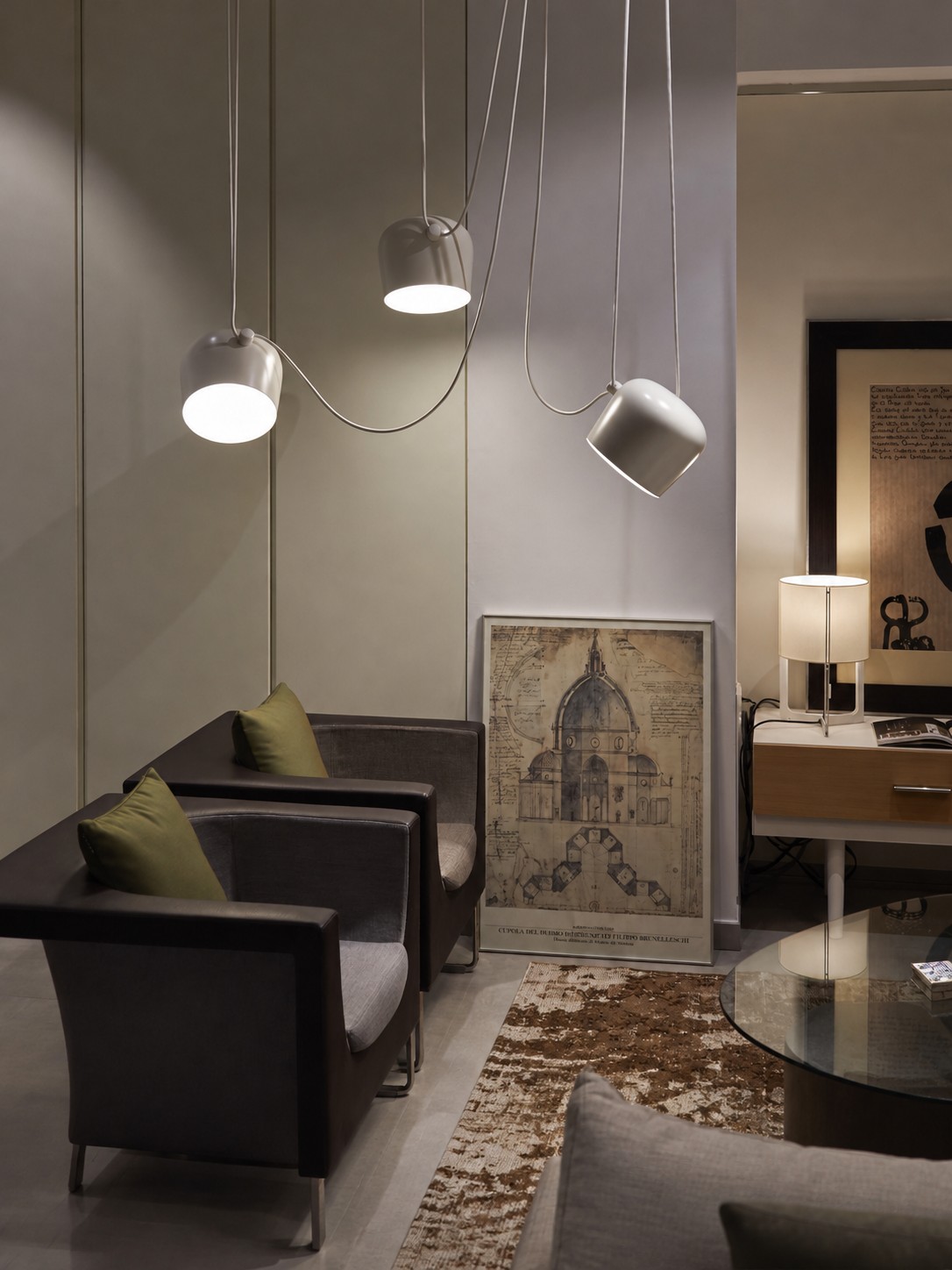 Witte hanglamp met meerdere koppen in een moderne woonkamer.